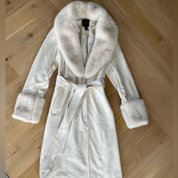 Elegant White Faux Fur Trimmed Coat - Picture 2 of 7